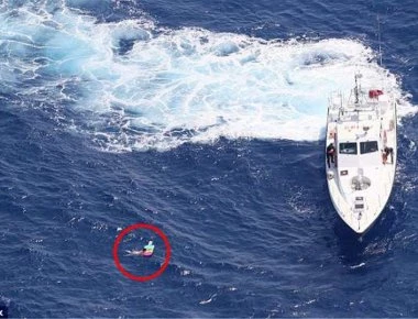 Ρέθυμνο: Πλάνα από τη διάσωσή της 55χρονης Ρωσίδας που αγνοείτο επί 20 ώρες με το στρώμα της (φωτό)